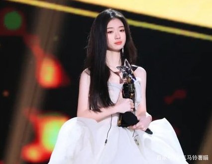 被李健劝告要踏实学习的单依纯在被淘汰后，为什么会被“绿茶”字样包围？