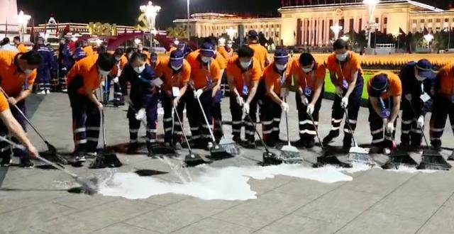北京迎来阵雨，300多名环卫工连夜清理红毯，此举的原因是什么？