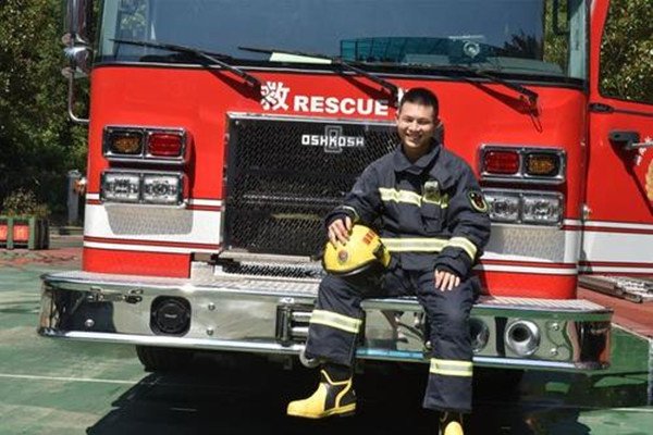 消防员出警遇外国人在线求助女友引发热议，网友对此有何评价？