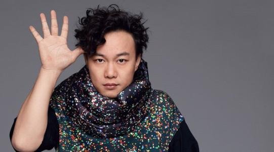 陈奕迅从舞台上摔下撞破睾丸是不是真的