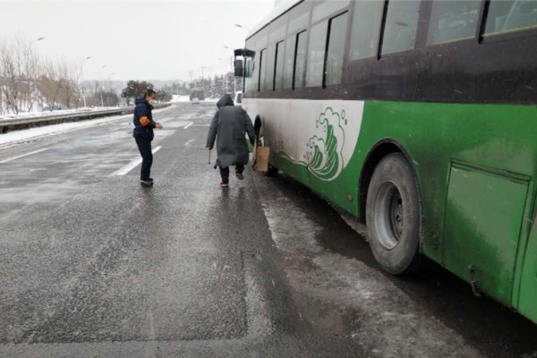 沈阳轻轨雪地趴窝，轻轨的司机是怎么做的？