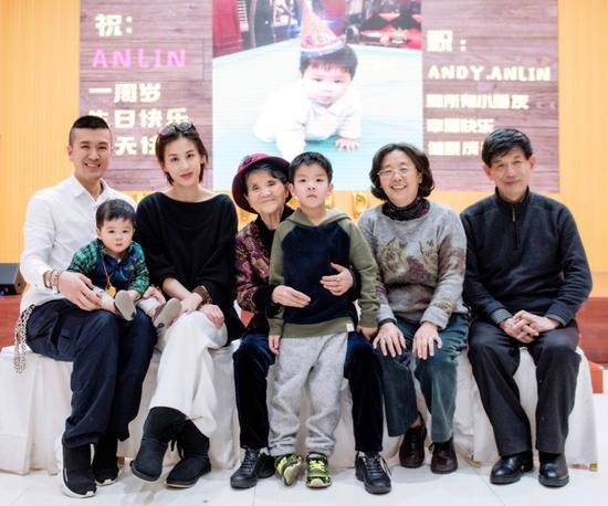 杨子曝集团第一笔资金靠妈妈制衣赚来的，他妈妈究竟有多传奇？