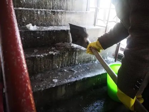 辽宁一楼房漏水楼道被冰封变冰帘洞，这给业主们带来了哪些安全隐患？