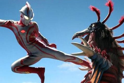 爸爸为给儿子庆生，用废料打造巨型奥特曼，这位爸爸是如何把废物变宝的？