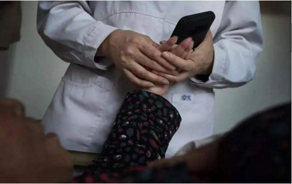 保姆虐打85岁老人辩称是闹着玩，为啥保姆会虐待老人？