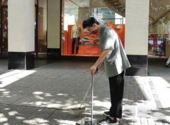 你如何看待浙江一高中生在国庆假期兼职保洁员挣1400元这件事？