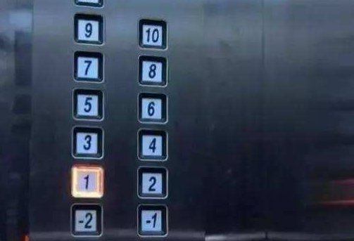 在电梯里遇到坏人的情况下，该如何自救？