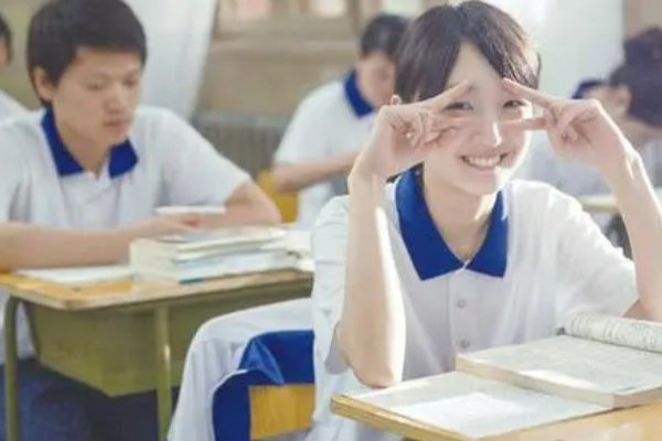 我们班有个男生一下课就找我玩，我每次都和我的最好的朋友和他一起玩，每次玩着玩着他就打我，朋友就教训