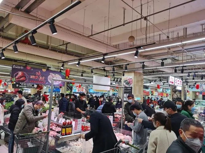 河南郑州多家超市人山人海，当地居民的生活必需品是否能得到保障？