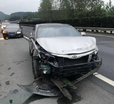 司机高速上欲从两车中间超车，刮擦碰撞致多车事故，高速行驶需注意什么？