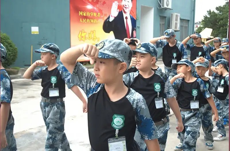 被打时不敢哭！两小孩夏令营溜号被教官打伤，教官是否构成犯罪？