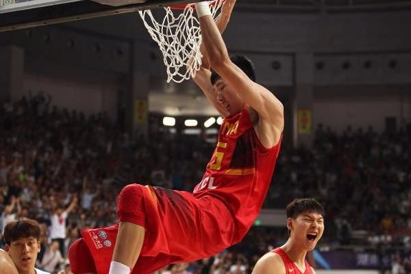 男篮周琦“压力大”，妻子也祈求网友宽恕，为何对他的网络暴力特别严重？