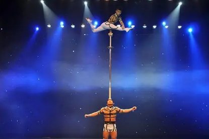 俄女子表演空中特技时坠落！这种表演非常危险，为什么没有防护措施？