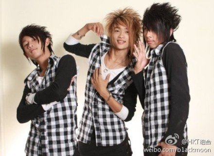 这张图片人叫什么，哪里人，在哪个省，怎么联系？