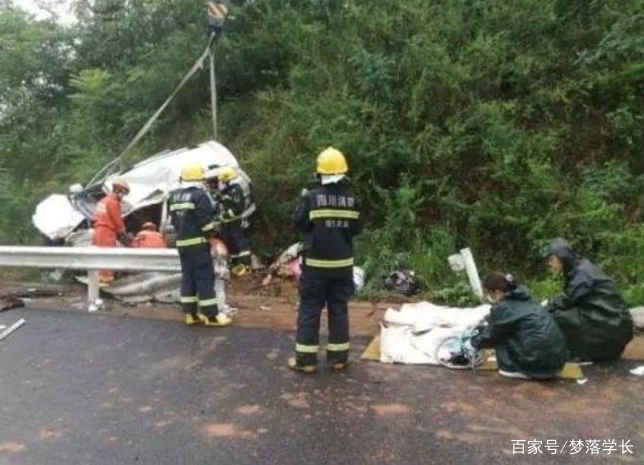 安徽一轿车高速上爆胎，一家六口当场丧命，此事给予了我们什么警示？