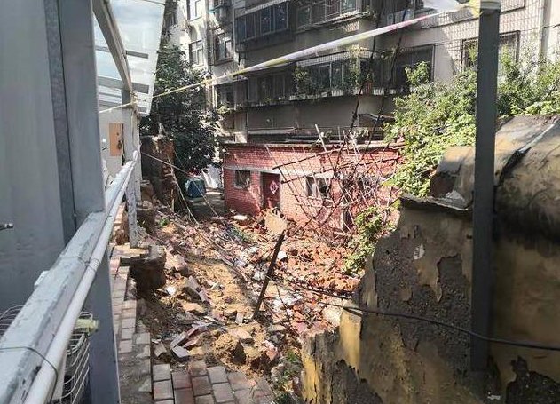 郑州一小区暴雨中倒下一堵墙维修费要129万，成本价究竟需要多少？