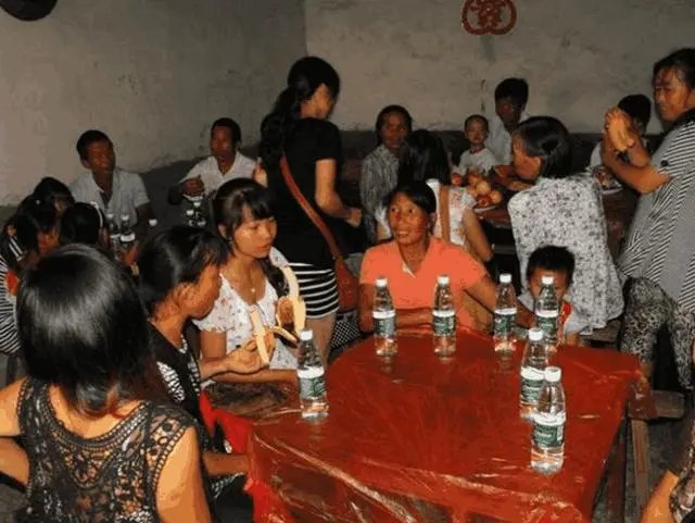 孩子满月，婆家40多人盛装送儿媳回娘家，你对这一幕最大的感触是什么？