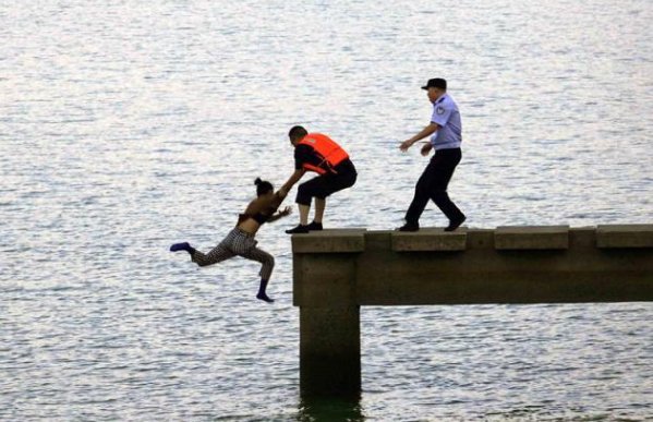 福建19岁女孩因跳河自杀，导致6人溺亡，女孩轻生的原因是什么?