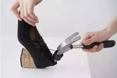 新买的高跟鞋皮质很硬，怎样可以让皮软些？