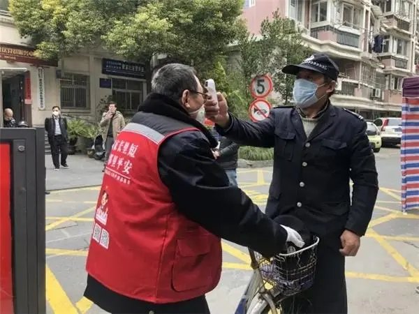 保安被醉酒男子锁喉！三名路人上前制止，该男子将会受到哪些处罚？