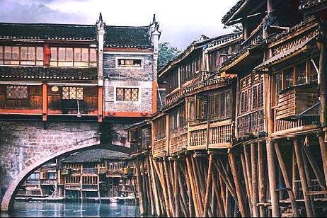 凤凰古城位于哪个省份？是一座怎么样的古城？