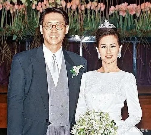 为什么赌王的女儿何超琼为陈百强扶灵