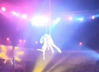俄女子表演空中特技时坠落！这种表演非常危险，为什么没有防护措施？
