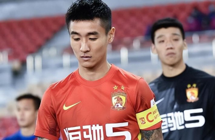 广州队与申花爆发冲突，双方到底是因何起的争执？