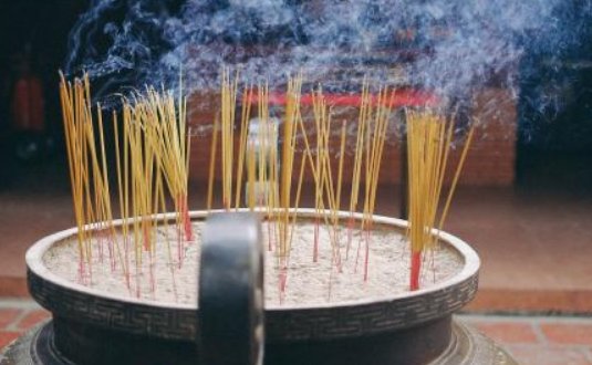 金山寺僧人不准游客烧外香，这么要求的理由是什么？