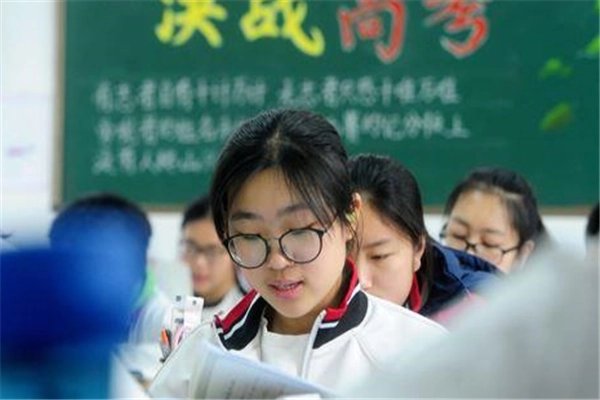 溢出屏幕的激动，女生高考660分老师们沸腾了，考上这样的分数多不简单？