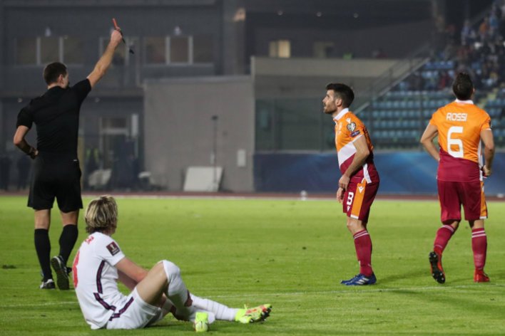 足球红牌罚下后还可以上人吗