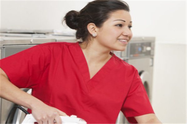 女员工不想跳舞被辞退，如果你遇到这样的事情怎么做？