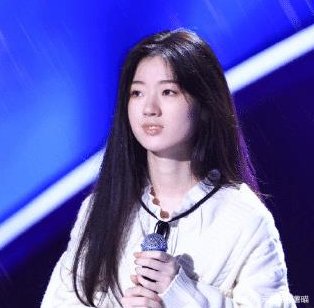 被李健劝告要踏实学习的单依纯在被淘汰后，为什么会被“绿茶”字样包围？