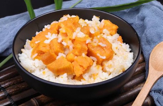 地瓜饭放久了为什么会变成绿色?