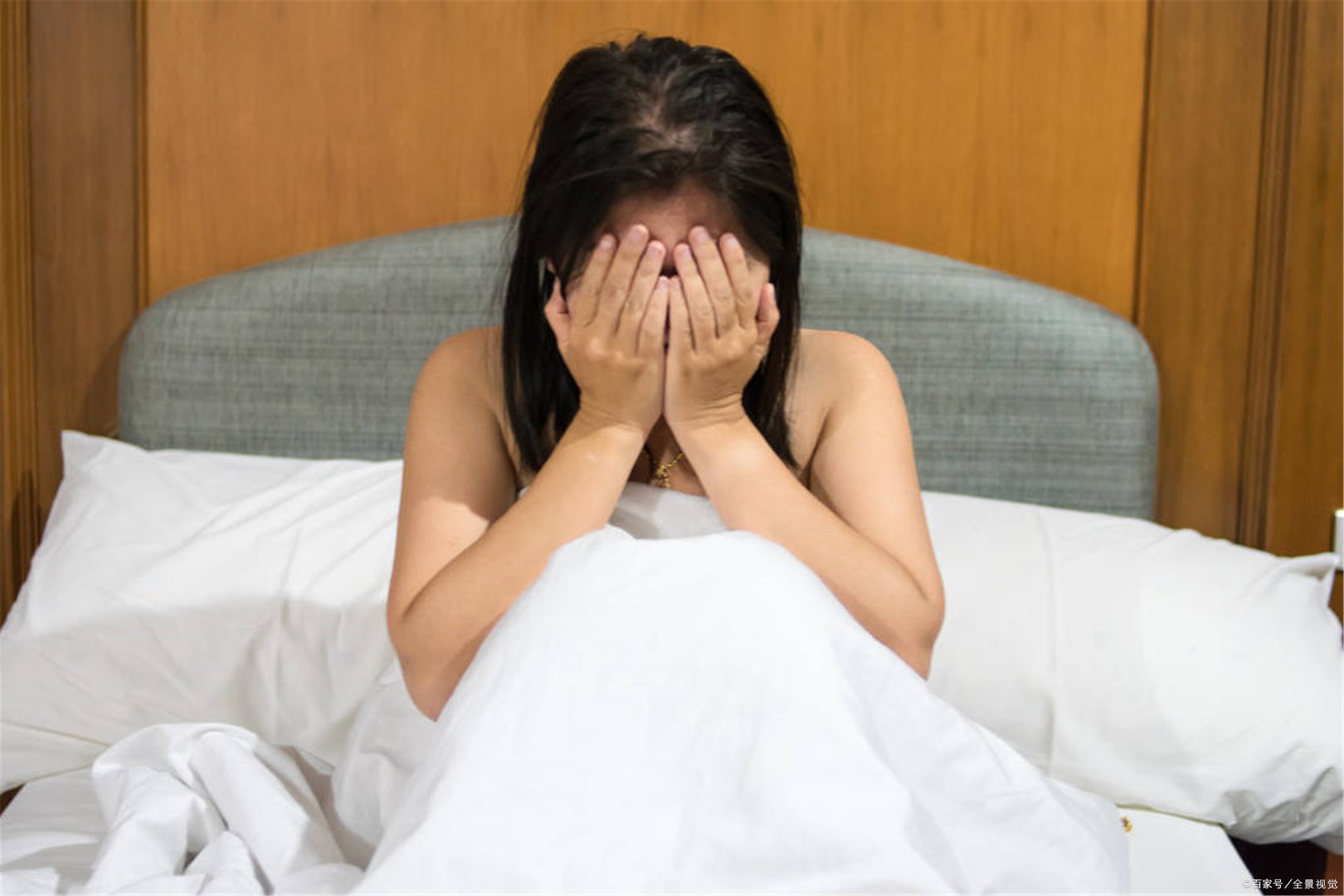 深夜2女子遇猥琐男裸露下体,惊慌逃跑,男子竟提裤追赶,你怎么看?