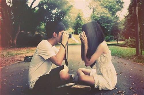 山东一高校女生对一男生下跪，女生为何这么做？