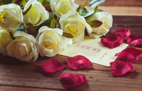 女子用卫生纸造花超逼真，这位女子是怎么做到的？