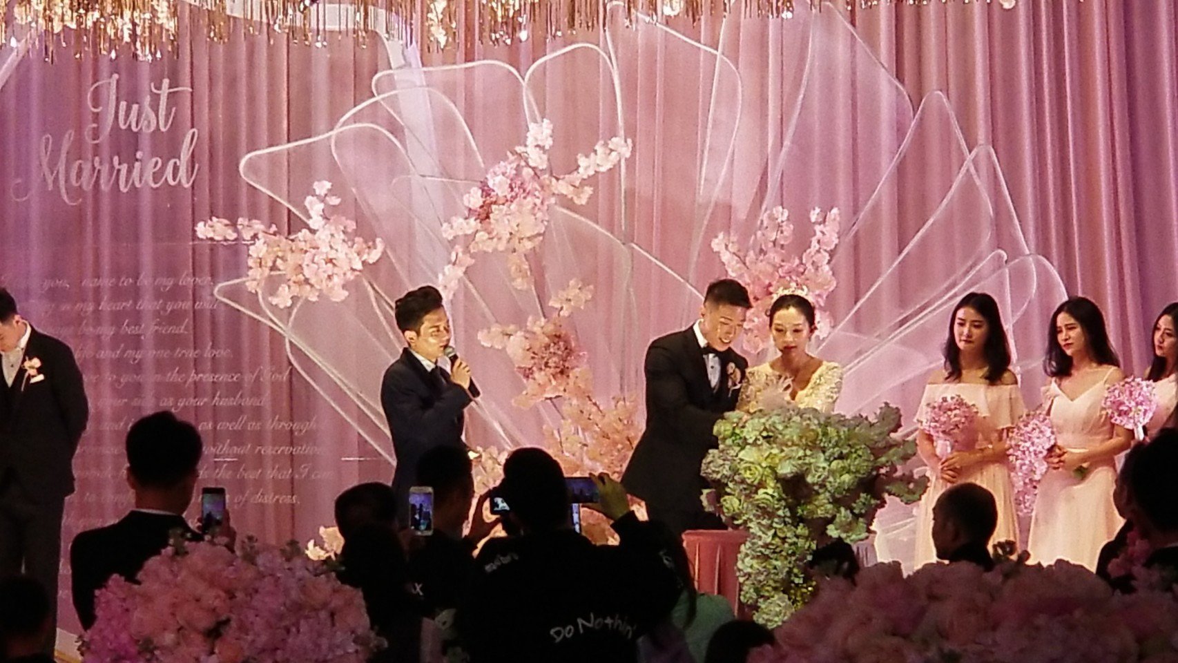 福州一新郎接亲遇满屋小孩喊口号要红包，你如何看待这种堵门方式？