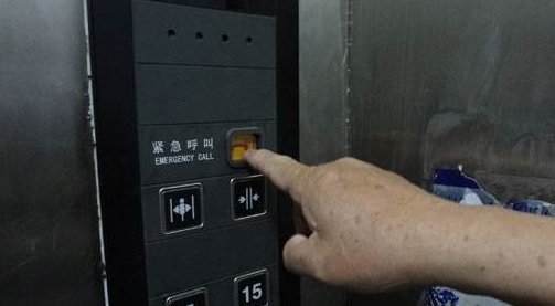 在电梯里遇到坏人的情况下，该如何自救？
