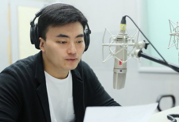 翁声瓮气的意思