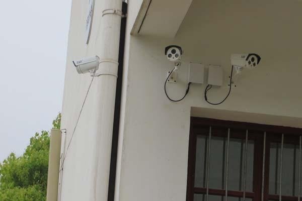 一岁留守儿童摔倒对着监控喊爸爸,在自家安装监控有哪些好处?