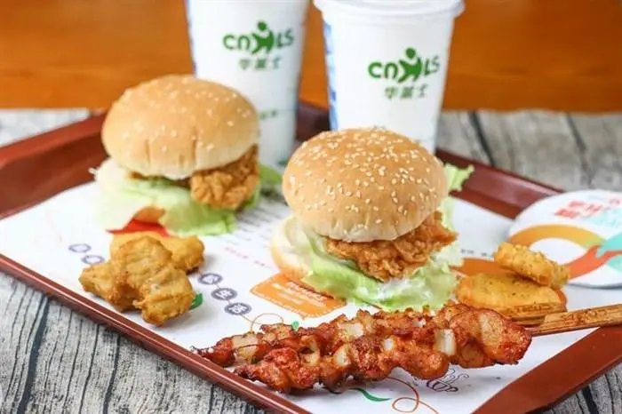 震惊！男子华莱士汉堡中吃出2只炸熟蟑螂，此事件将如何得到解决？