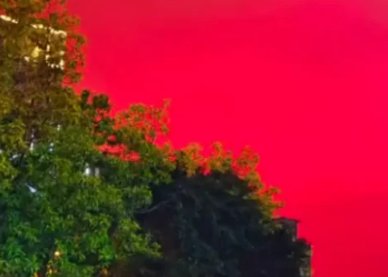 福州街头突现漫天红光，这种现象是如何形成的？