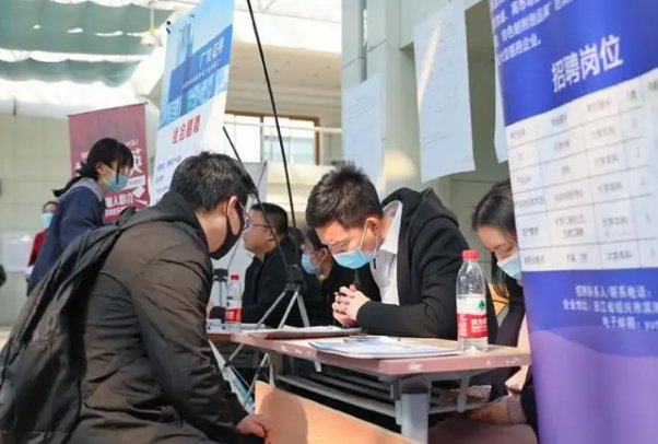 绍兴一公司选妃式招聘，称是为了吸引应聘者，你对这样的招聘信息有何见解？