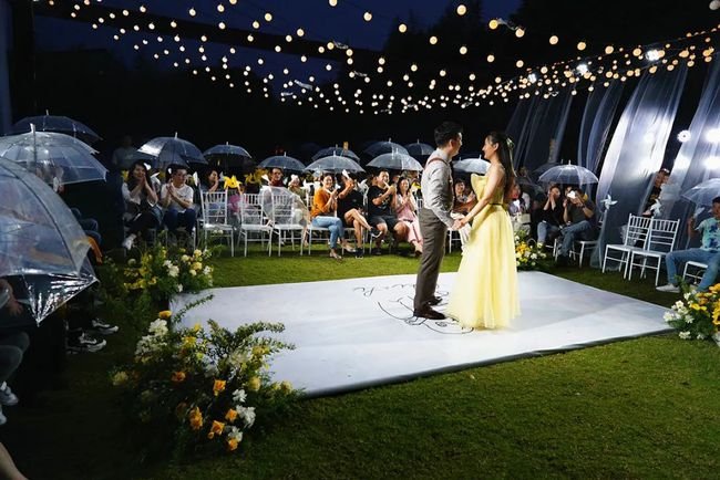 一对新人结婚，红毯从新郎家直接铺到新娘家，你觉得创意如何？