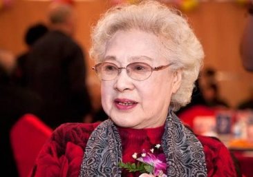 丈夫出轨亲妹妹，遭儿子打骂，女儿和她活成陌生人，秦怡人生为何那么悲惨？