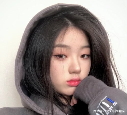 被李健劝告要踏实学习的单依纯在被淘汰后，为什么会被“绿茶”字样包围？