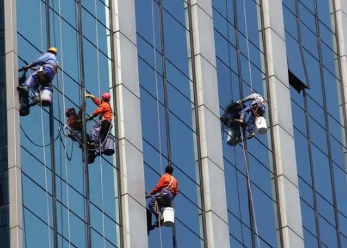 警方回应业主持刀威胁外墙作业工人，外墙工作者有多危险？