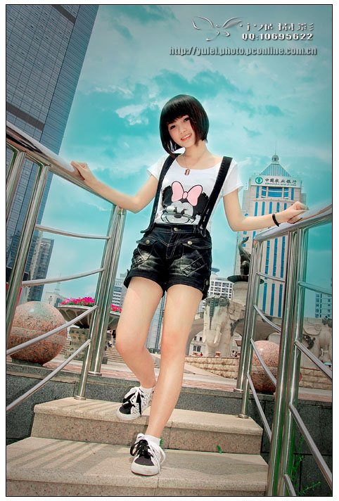 她是谁?网上搜到的照片，请问她是谁？