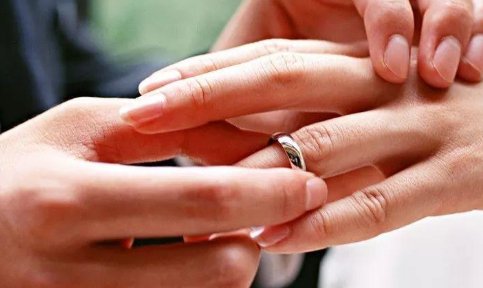 女孩食指和无名指同时戴戒指是什么意思？